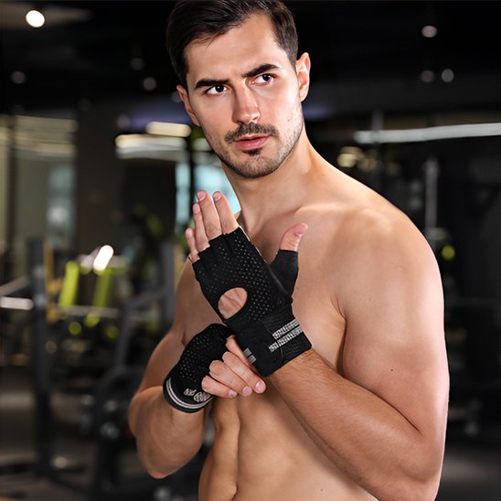 homme portant gant pour musculation