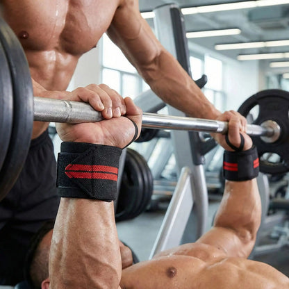 homme soulève charge importante avec bande de musculation poignet