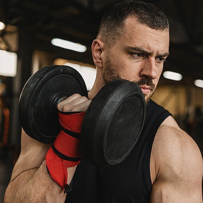 homme souleve haltère avec sangle de tirage