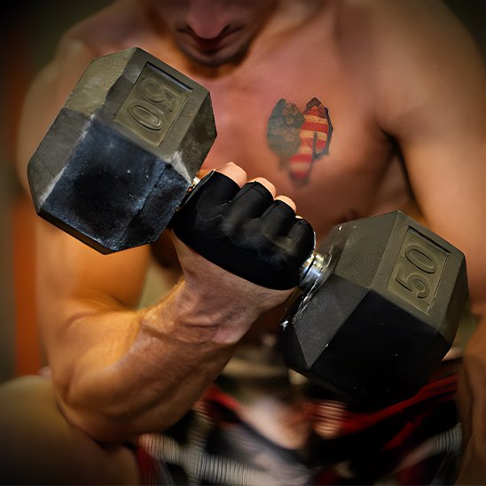 homme soulève haltère portant gants pour la musculation