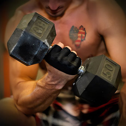 homme soulève haltère portant gants pour la musculation
