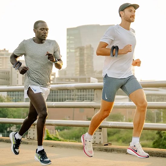 hommes courent portant bracelet lesté