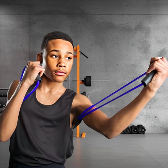 jeune athlète exercice avec elastique musculation
