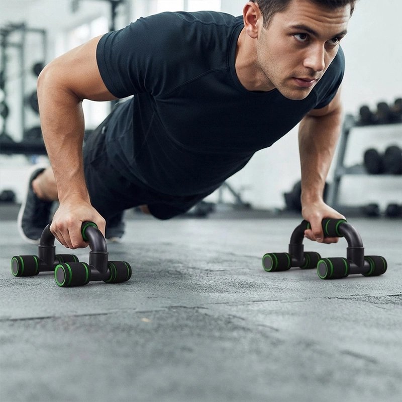 jeune homme exercice pompes sur poignés à pompes vert