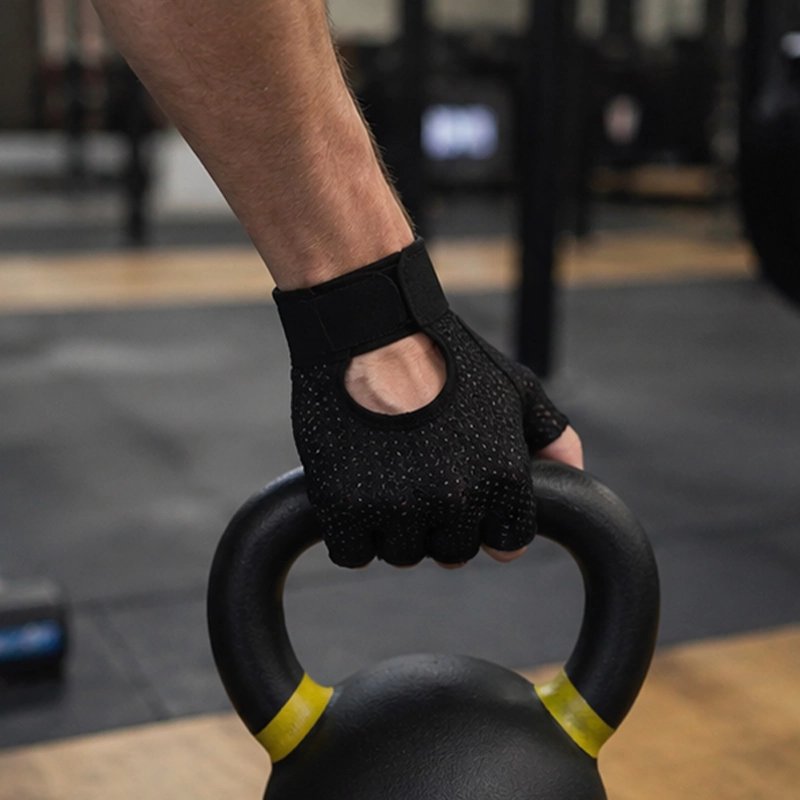 levage de ketlbell portant gants de musculation