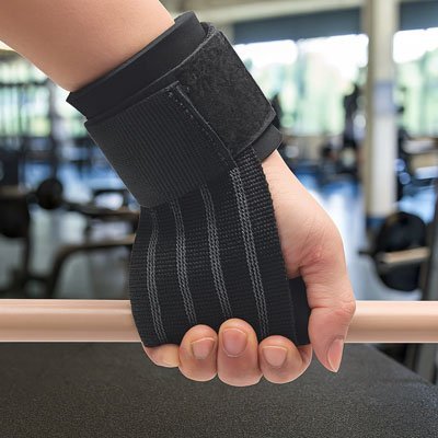 main portant une sangle de tirage pour la musculation