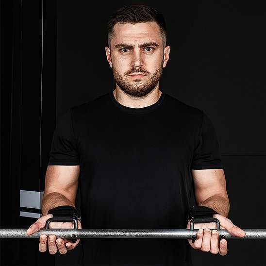 sangle de tirage portée au poignet pour améliorer la prise sur la barre en musculation