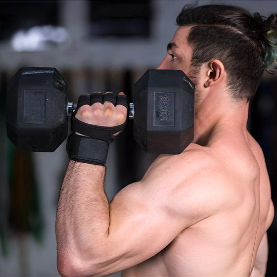 soulève haltère avec gants pour la  musculation